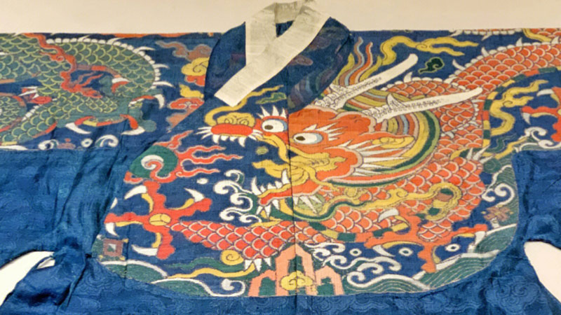 Why Does White Cloth Guard Lin Jinqi's Collar?