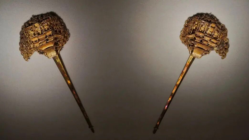 A Golden Hairpin as a Gilded Cage in Against the Current