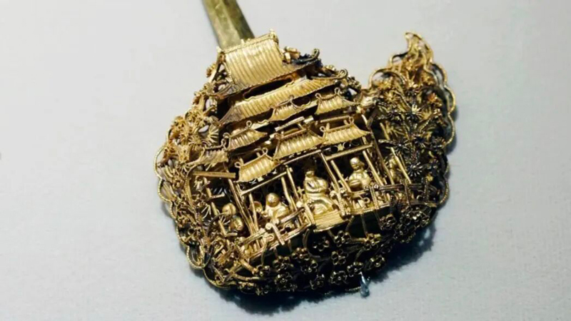 A Golden Hairpin as a Gilded Cage in Against the Current
