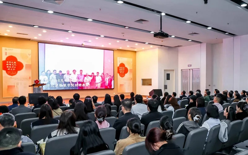 At a Beijing Symposium, Costume Scholars Debate Method