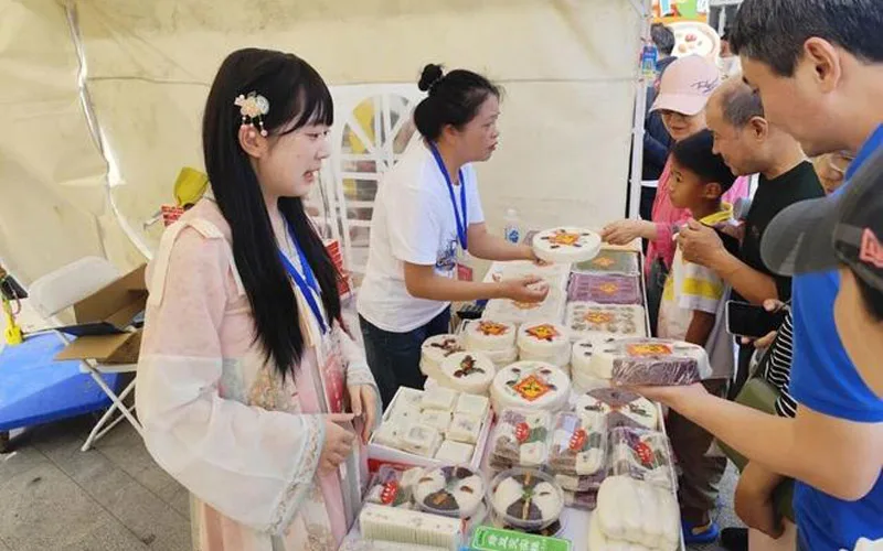 Barrel-Steamed Cakes Sell Out Daily at Zhuanqiao Fair