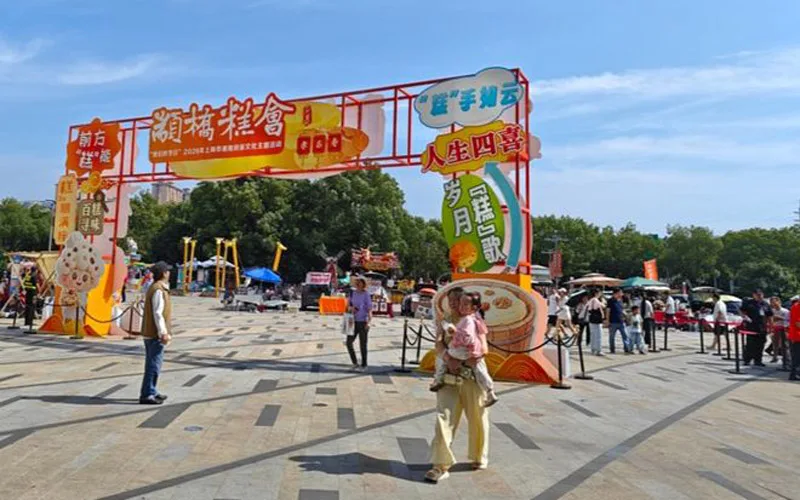 Barrel-Steamed Cakes Sell Out Daily at Zhuanqiao Fair