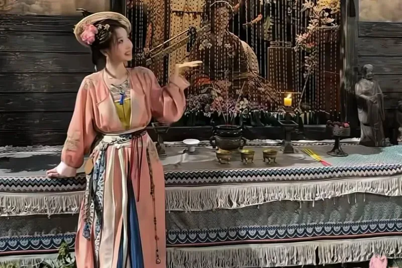 Can a Tang Robe Feel Everyday?