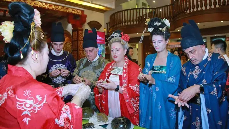 Chengdu Teahouses Draw Foreign Fans of Chinamaxxing