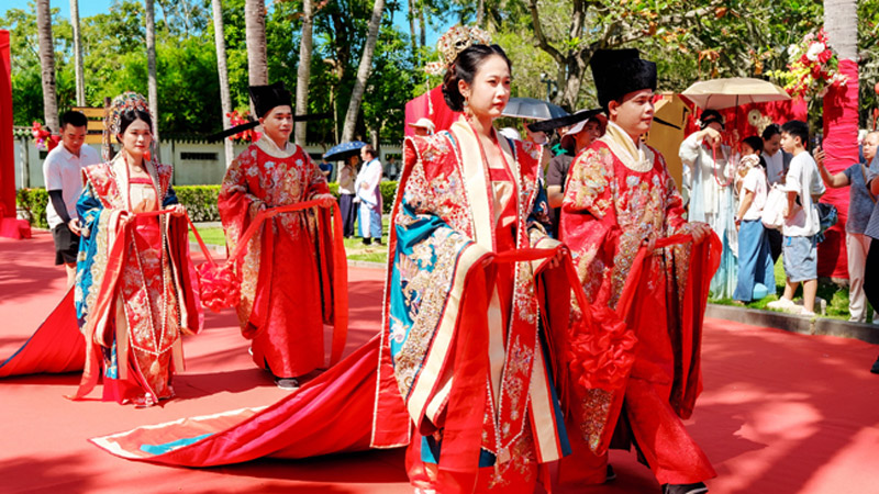 Danzhou Couples Wed in Song Rites at Dongpo Academy