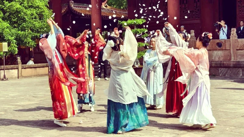Deyang Temple Week Stages Hanfu Parades at Night