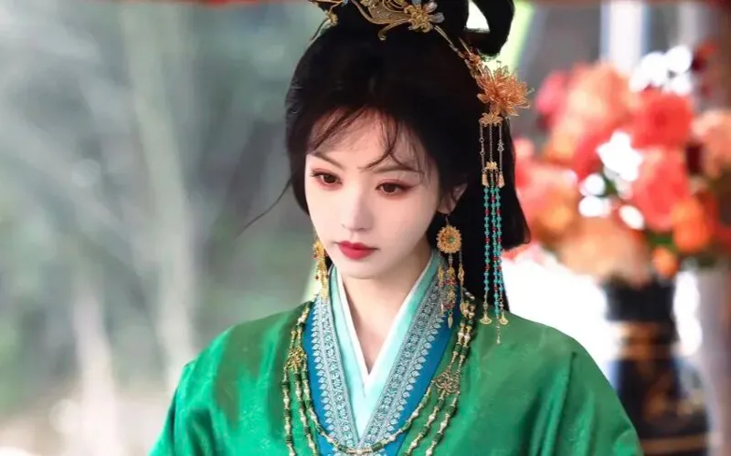 Do We Misread Ancient Ear Jewelry in Where the Mask Ends?
