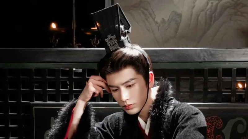Han‑Dynasty Roots of Its Poster Headgear in Revenge