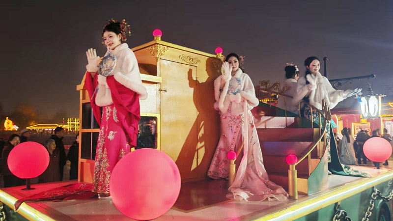 Holiday Costume Photo Bookings Jump 181% in Kaifeng