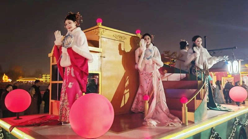 Holiday Costume Photo Bookings Jump 181% in Kaifeng