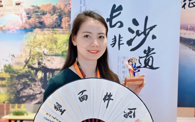 Hunan Folk Arts Move Into Changsha Homes and Offices