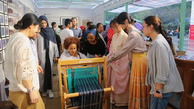 In Shanghai, Songjiang Cloth Show Moves Looms Outdoors