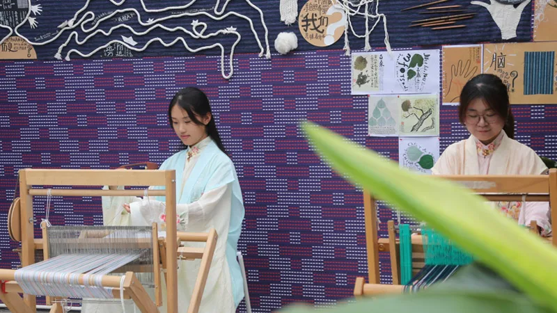 In Shanghai, Songjiang Cloth Show Moves Looms Outdoors