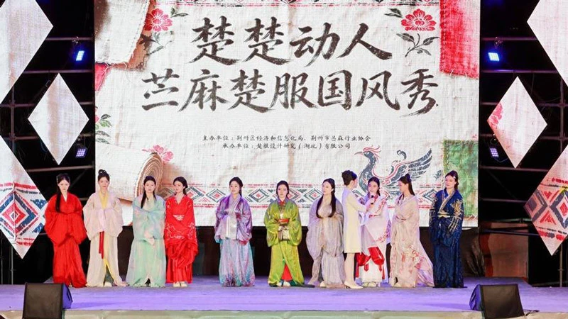Jingzhou Stages a Ramie Show for Restored Chu Costumes