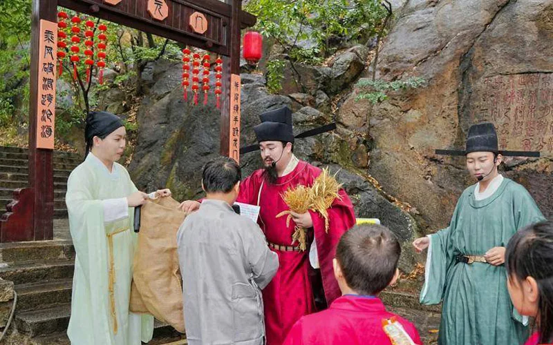 Lianyungang Chrysanthemum Show Adds a Hanfu Contest