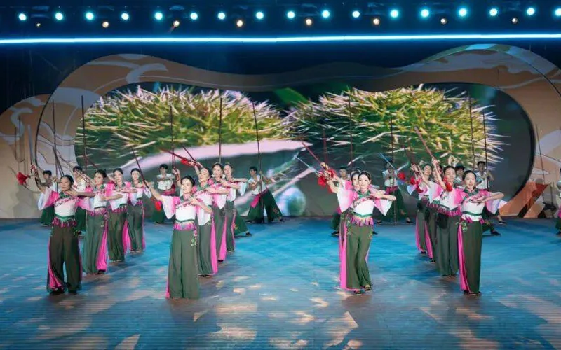 Luotian Red Leaf Season in Hubei Adds Hanfu and Mecha