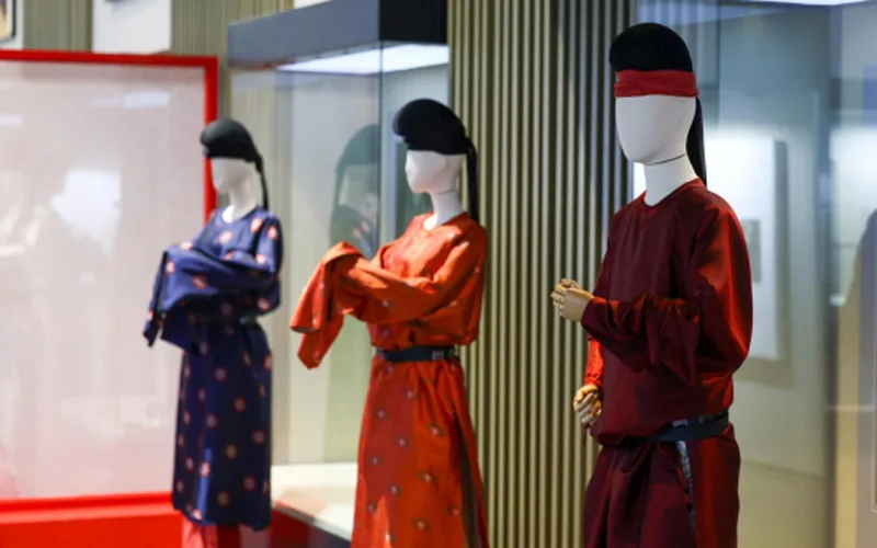 Twelve Bohai Robes From a Tomb Mural Reach Nanchang
