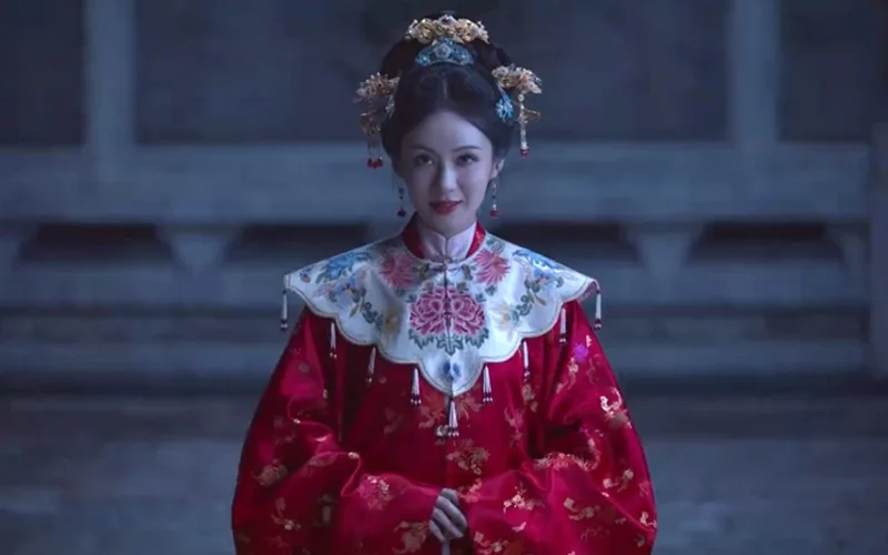 Why Du Cuique's Red Cloud Collar Stuns Jinling
