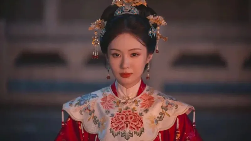 Why Du Cuique's Red Cloud Collar Stuns Jinling