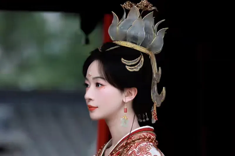 Why This Lotus‑Crown Wedding Look Stands Out