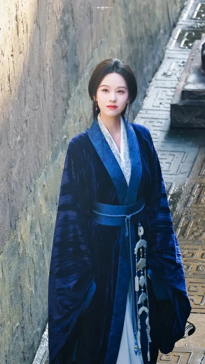 Chen Duling Wears a Velvet Blue Warring States Robe