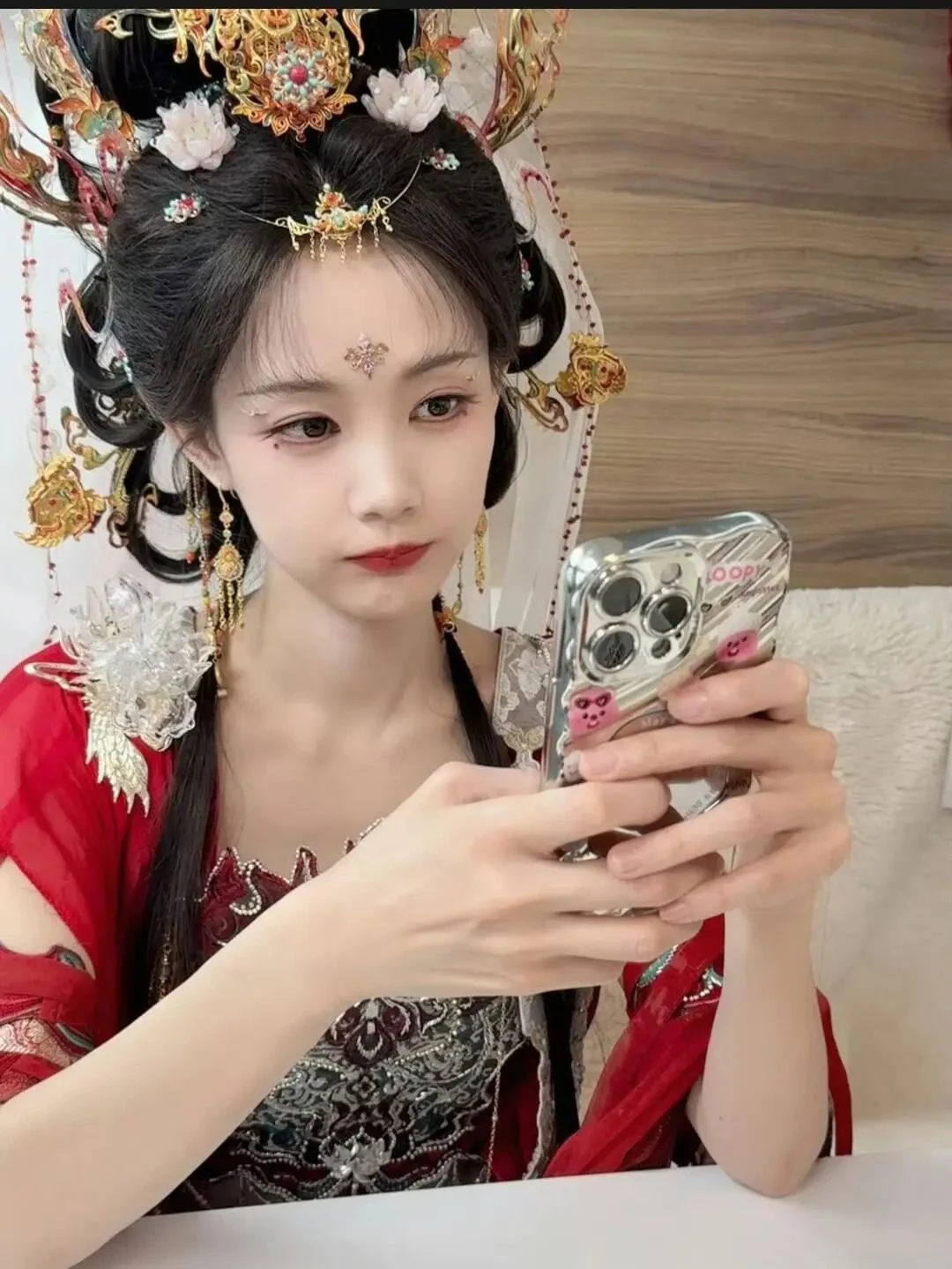 At 34, Li Yitong Wears a Guanyin Veil and Dunhuang Hanfu 2