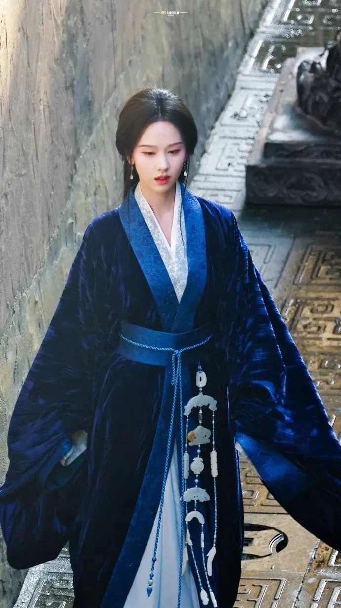 Chen Duling Wears a Velvet Blue Warring States Robe