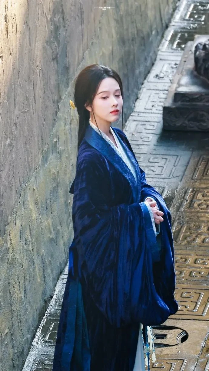 Chen Duling Wears a Velvet Blue Warring States Robe