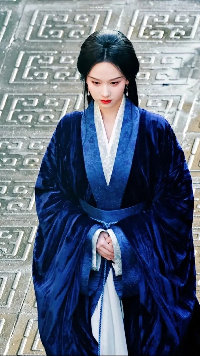 Chen Duling Wears a Velvet Blue Warring States Robe