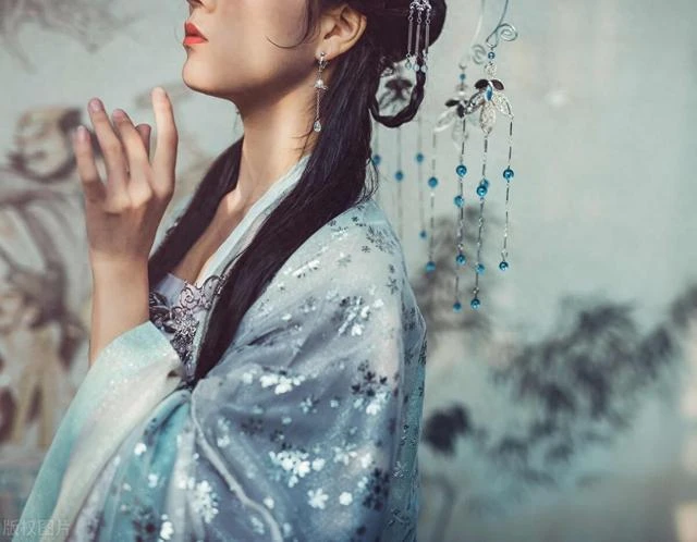 Qingdao's Ronghua Aunts Bring Traditional Crafts into Fashion 1
