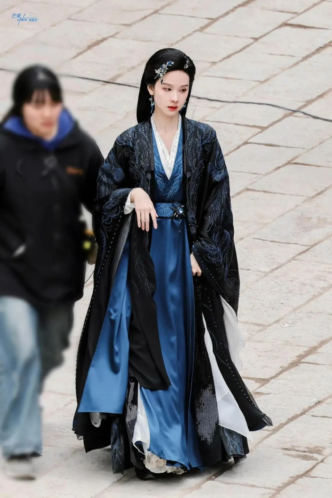 Chen Duling Wears a Velvet Blue Warring States Robe