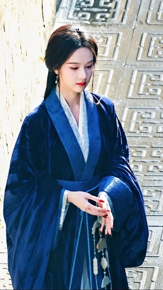 Chen Duling Wears a Velvet Blue Warring States Robe