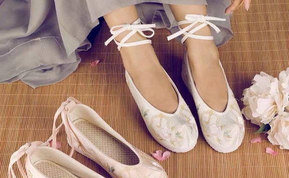 The 12 Beautiful Traditional Chinese Embroidered Shoes