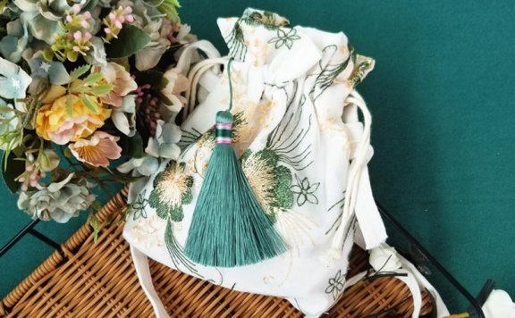 6 Beautiful Bags for Going in Traditional Chinese Clothing