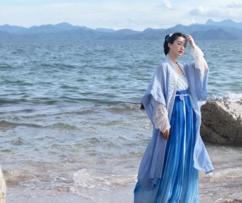 Pick a Gradient Color Hanfu for Your Spring!
