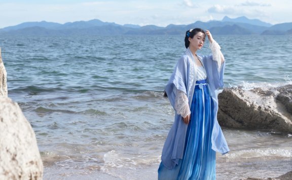 Pick a Gradient Color Hanfu for Your Spring!
