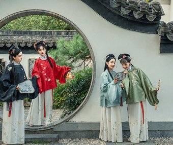 Chinese Long Skirt Fashion Through the Centuries - Hua Niao Qun