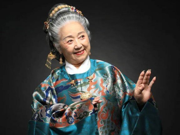 77-Year-Old Grandma in Hanfu Became Popular on the Internet