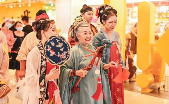 Traditional Hanfu Equally Suitable for Seniors