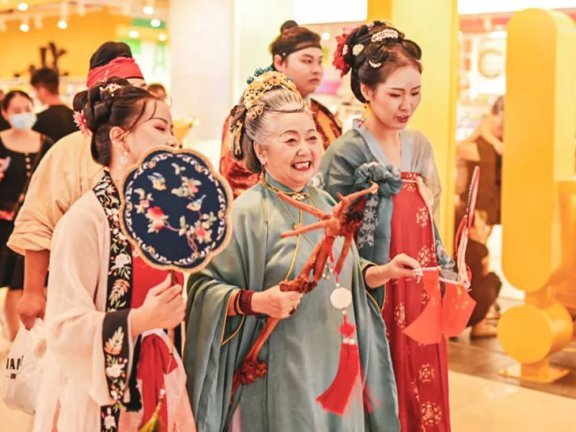 Traditional Hanfu Equally Suitable for Seniors