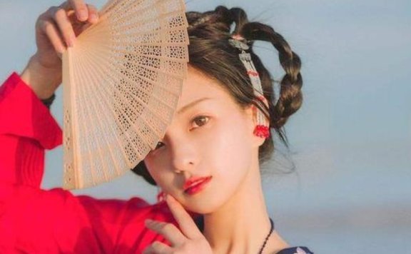 Simple and Beautiful Hanfu Hairstyle