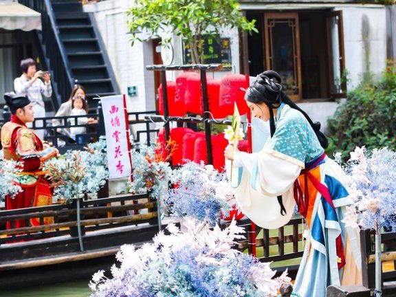 The Popularity of Hanfu Culture: When Traditional Hanfu Dress Comes to Contemporary Life