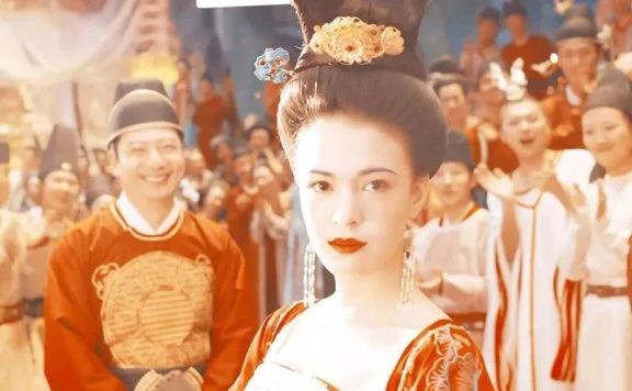The Fashion Chronicles of Yang Guifei: Exploring the Changing Trends in Tang Dynasty Women's Attire