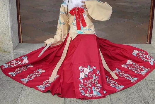 The Architectural Genius of the Horse-Face Skirt