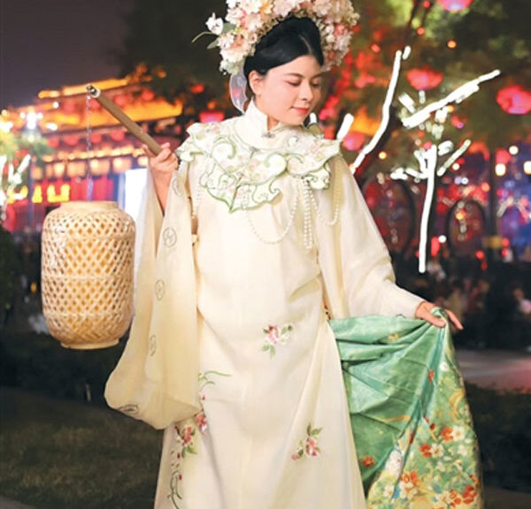 When Foreigners Wear Hanfu in 2025
