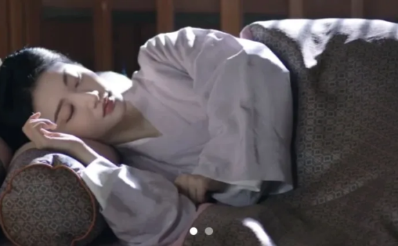 Why Are the Pillows in Period Dramas So High?