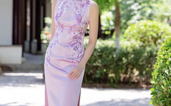 The Beauty of Cheongsam Skirts in the Wind