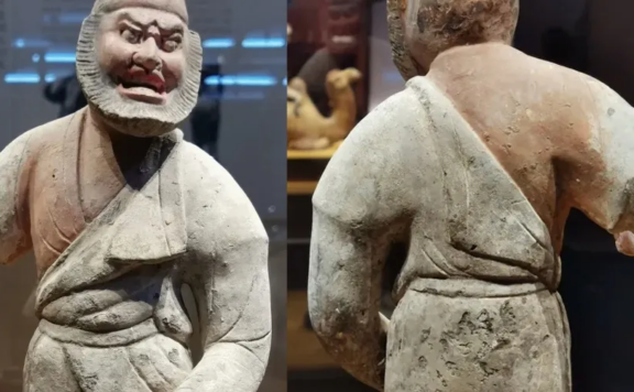 Why Doesn't Yue Yunpeng Wear His Hanfu Clothes Properly?