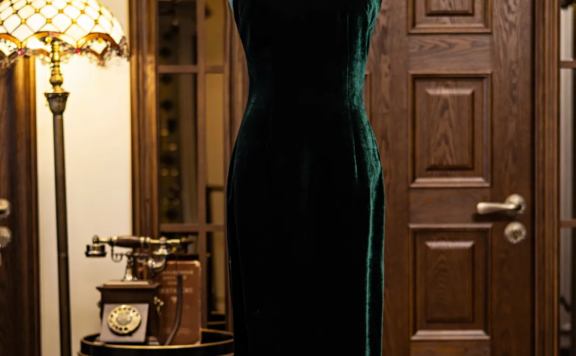 Autumn and Winter: The Ideal Time for Velvet Qipao