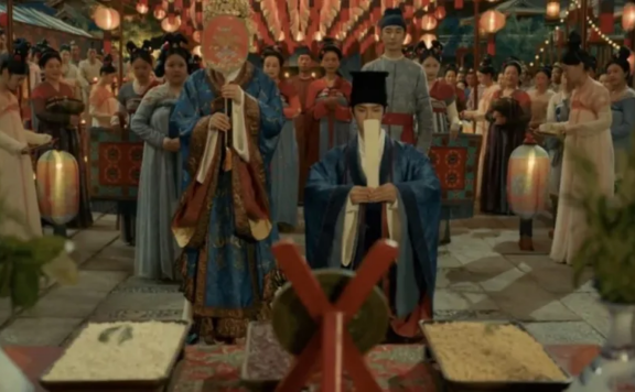 Why Do Newlyweds Bow to a Mirror at Tang Style Weddings?